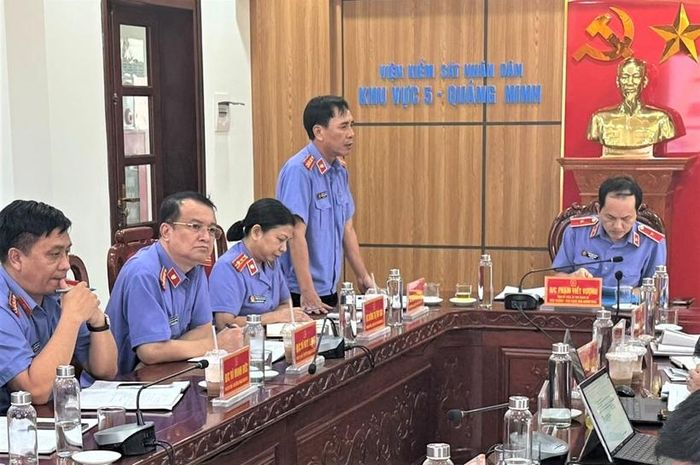  Đồng chí Nguyễn Công Thượng, Viện trưởng VKSND khu vực 5 phát biểu tiếp thu ý kiến chỉ đạo.