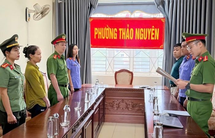 Kiểm sát viên Phòng 3, VKSND tỉnh Sơn La kiểm sát thi hành quyết định khởi tố bị can đối với Tưởng Thị Hòe.
