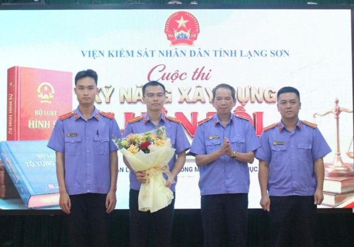  Đồng chí Vũ Thanh Lịch - Trưởng Ban Tổ chức cuộc thi trao giải Nhất cho đội thi VKSND khu vực 3.