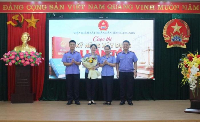 Đồng chí Hồ Ngọc Bích - Phó Trưởng ban Tổ chức cuộc thi trao giải Nhì cho đội thi VKSND khu vực 2.