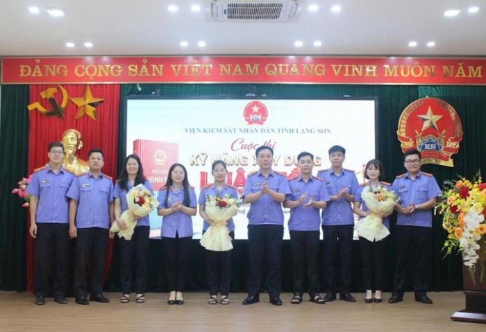  Thành viên Ban Tổ chức trao giải Khuyến khích cho các đội thi.