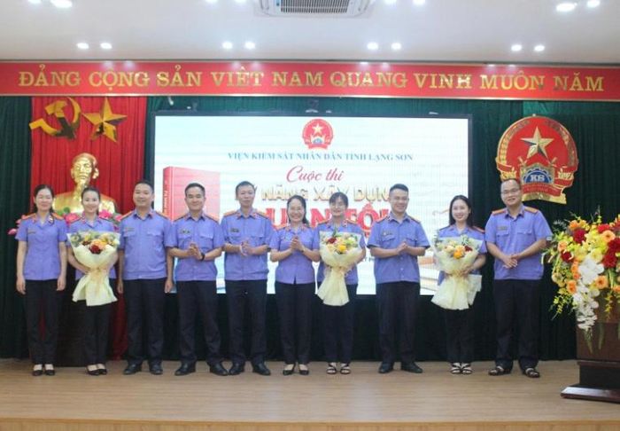  Đồng chí Nguyễn Thúy Liệu - Phó Trưởng ban Tổ chức cuộc thi trao Ba cho Đội thi Phòng 1, 2 VKSND tỉnh và VKSND khu vực 4.