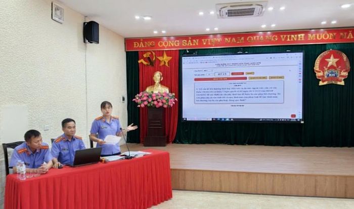  Đội thi Phòng 2, VKSND tỉnh Lạng Sơn trình bày phần thi thuyết trình.