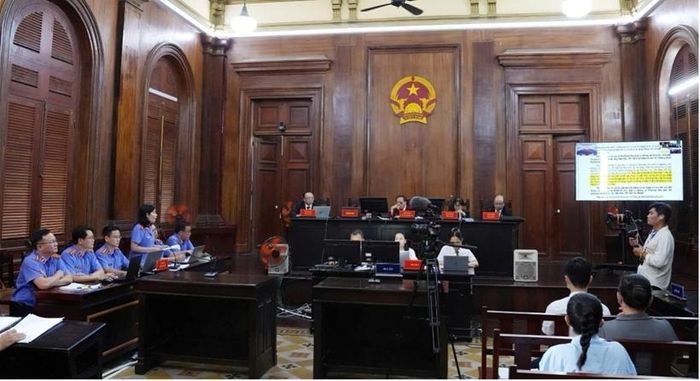 Đại diện Viện kiểm sát thực hiện trình chiếu công khai các tài liệu, dữ liệu điện tử và hiện vật thu giữ đã được số hóa để phục vụ công tác đối đáp, tranh luận tại phiên tòa VN10 tại TAND TP Hồ Chí Minh.