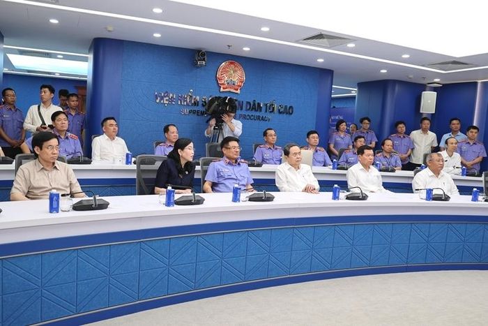 Chủ tịch Quốc hội Trần Thanh Mẫn và các đại biểu tham quan Trung tâm điều hành thông minh (IOC) của VKSND tối cao, tháng 5/2026.