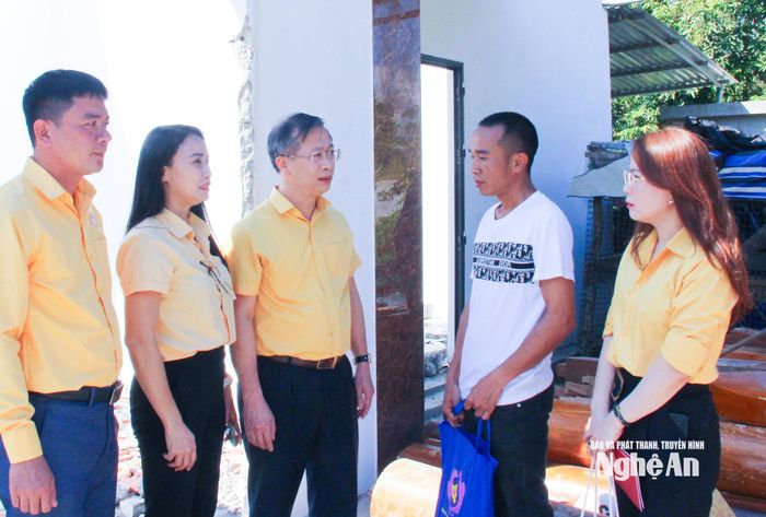 Lãnh đạo Ủ)y ban MTTQ Việt Nam tỉnh trao hỗ trợ người bị ảnh hưởng thiên tai tại xã Nga My. Ảnh: Mai Hoa