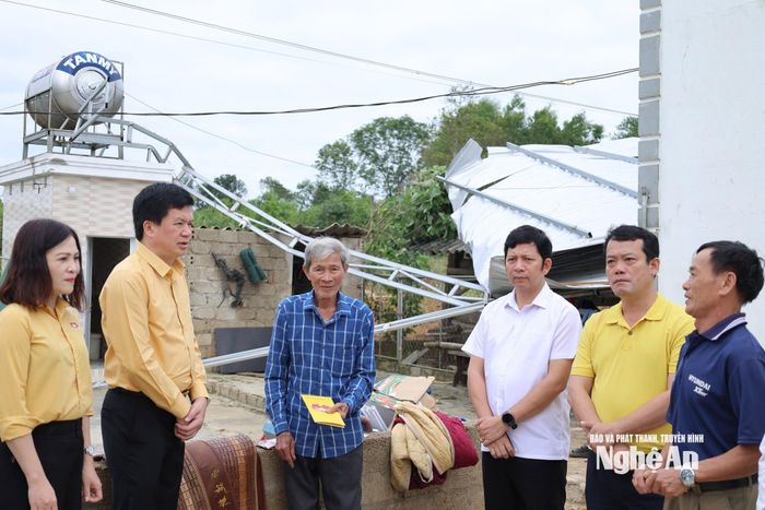Đồng chí Nguyễn Đình Hùng - Ủy viên Ban Thường vụ Tỉnh ủy, Phó Chủ tịch Thường trực Ủy ban MTTQ Việt Nam tỉnh và lãnh đạo Đảng bộ xã Quỳ Hợp thăm hỏi, hỗ trợ người dân xã Quỳ Hợp bị thiệt hại do giông lốc. Ảnh: CSCC