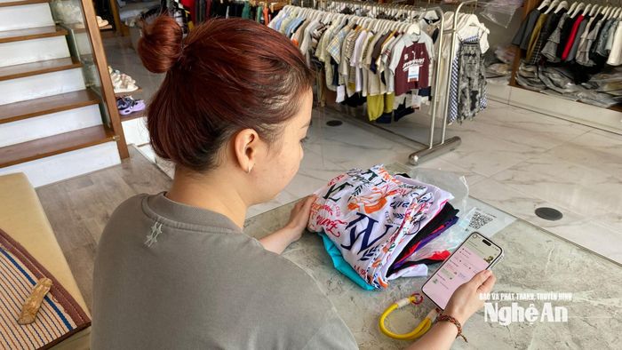 Chị Nhi chật vật tìm shipper dịp 2/9. Ảnh: Vĩnh Hoàng