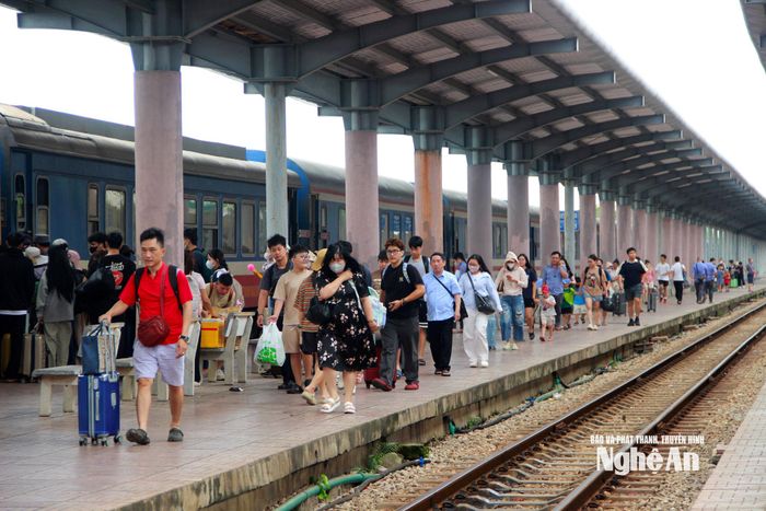 Dòng người trở về Nghệ An nghỉ lễ tại Ga Vinh trưa 29/8. Ảnh: Q.A