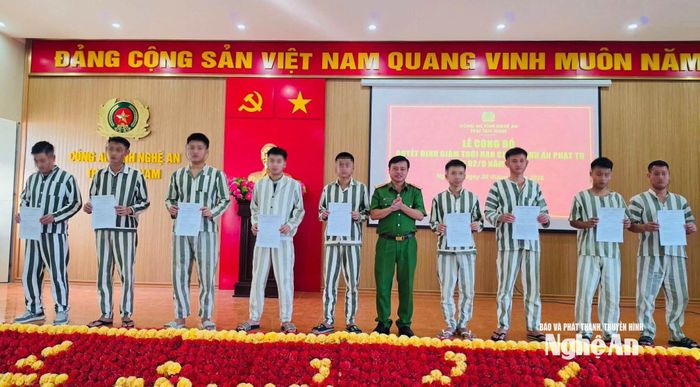 Thượng tá Trần Quốc Khánh - Phó Giám thị Trại Tạm giam Công an tỉnh Nghệ An trao Quyết định giảm thời hạn chấp hành án phạt tù dịp Quốc khánh cho các phạm nhân. Ảnh: P.V