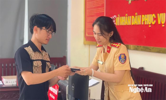 Cán bộ Phòng Cảnh sát giao thông hướng dẫn người dân thực hiện các thủ tục hành chính tại Bộ phận Một cửa. Ảnh: P.V