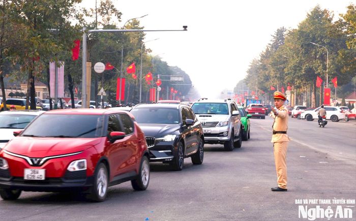 Lực lượng CSGT điều tiết giao thông để người dân có thể thuận tiện, an toàn đi lại. Ảnh tư liệu minh hoạ: Nguyễn Đạo