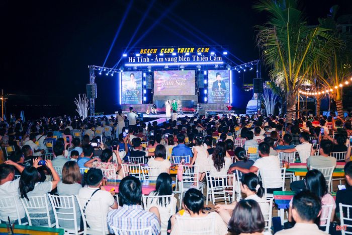Đông đảo khách du lịch và người dân xem một show diễn tại Beach Club Thiên Cầm trong dịp hè 2026.