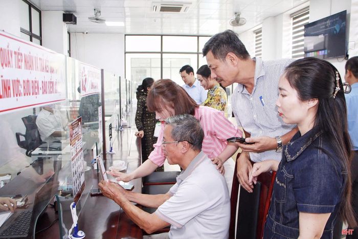 Trung tâm Phục vụ hành chính công xã Can Lộc đưa công nghệ AI vào hỗ trợ cung cấp thông tin về thủ tục hành chính nhằm hướng tới phục vụ người dân, doanh nghiệp ngày càng tốt hơn.