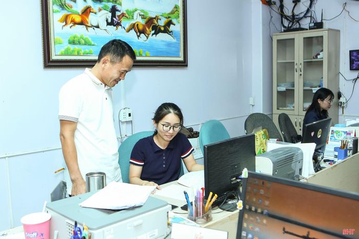 Không khí làm việc tại văn phòng Công ty CP Thương mại Xuân Tình của anh Lê Đức Dinh.