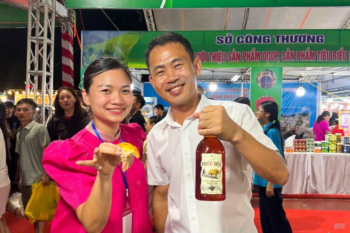 Từ một người "lạ" bằng sự chân thành và nỗ lực cống hiến, anh Lê Đức Dinh đã trở thành một trong những "thủ lĩnh" của những người trẻ khởi nghiệp trên quê hương Hà Tĩnh, thông qua vai trò Phó Chủ tịch Thường trực Hội Doanh nhân trẻ Hà Tĩnh.