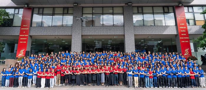 Lãnh đạo Trường Đại học Ngoại thương cùng các giảng viên và sinh viên Khoa Quản trị kinh doanh tại một sự kiện của khoa vào tháng 11/2025.