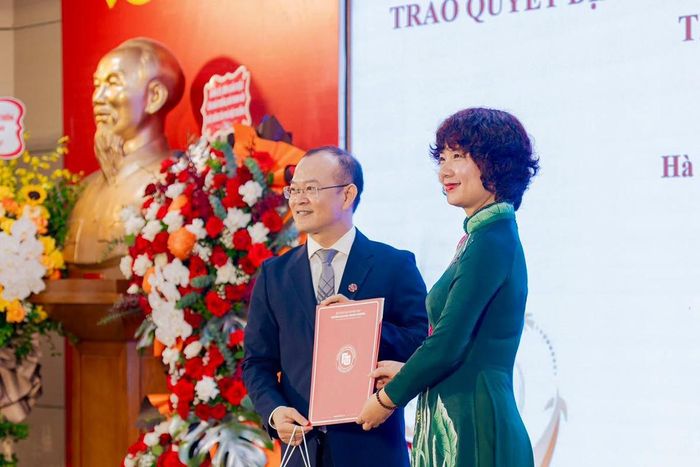 PGS.TS Lê Thái Phong nhận quyết định bổ nhiệm giữ chức vụ Hiệu trưởng Trường Kinh doanh từ PGS.TS Phạm Thu Hương - Hiệu trưởng Trường Đại học Ngoại thương.