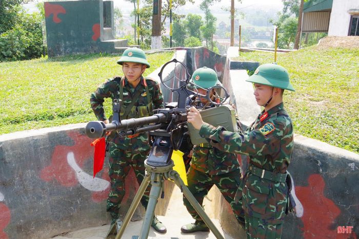 Trên trận địa, Phân đội súng máy phòng không 12,7mm ( Trung đoàn 841) luôn trong tâm thế SSCĐ bảo vệ vùng trời quê hương.