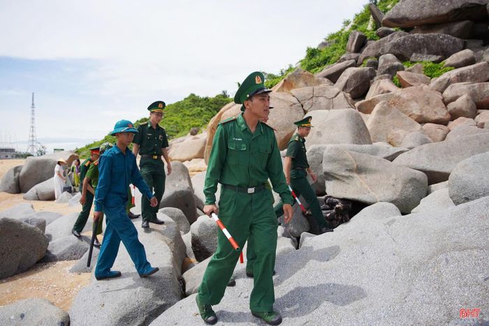 Đồn Biên phòng Thiên Cầm phối hợp với lực lượng công an, quân sự tuần tra biên giới biển.