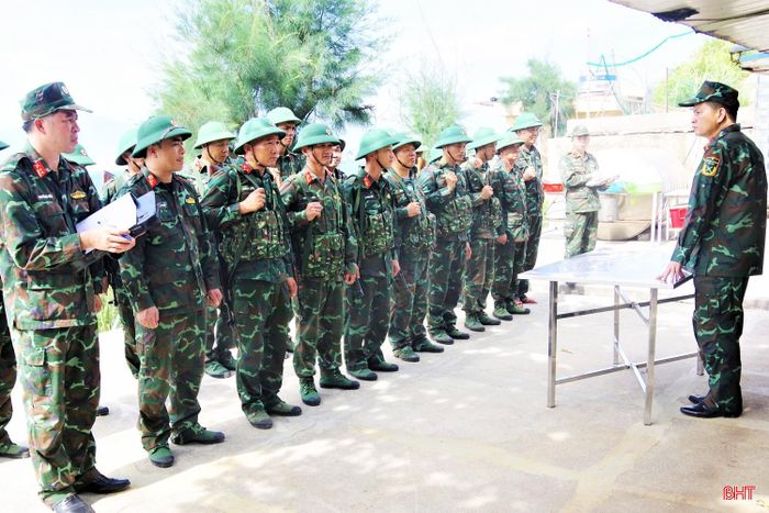 Đại tá Hoàng Anh Tú - Phó Chỉ huy trưởng, Tham mưu trưởng Bộ CHQS tỉnh kiểm tra công tác trực SSCĐ trong dịp nghỉ lễ Quốc khánh 2/9 tại các đơn vị trực thuộc.