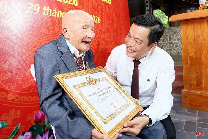 Chủ tịch Ủy ban MTTQ tỉnh Nguyễn Thành Đồng trao Huy hiệu 80 năm tuổi Đảng cho đồng chí Nguyễn Công Thành.