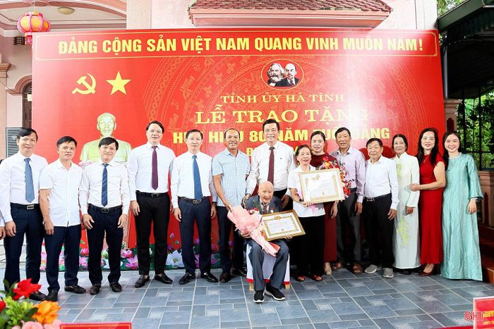 Đồng chí Nguyễn Thành Đồng - Ủy viên BTV Tỉnh ủy, Chủ tịch Ủy ban MTTQ tỉnh và lãnh đạo địa phương chung vui cùng gia đình đồng chí Nguyễn Công Thành.