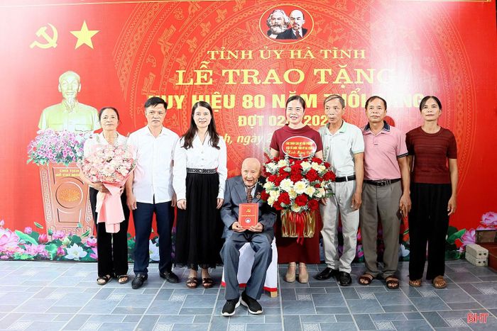 Đại diện lãnh đạo Ban Tổ chức Tỉnh ủy tặng hoa chúc mừng đồng chí Nguyễn Công Thành.