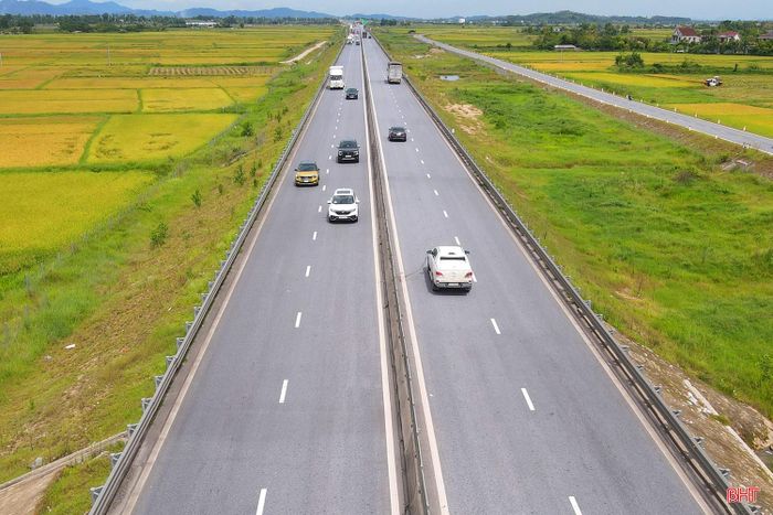 Quãng đường di chuyển thuận lợi, rút ngắn thời gian di chuyển, cộng thêm thời tiết ngày đầu kỳ nghỉ lễ nắng ráo, giúp cho các gia đình có thể tự di chuyển bằng xe cá nhân đến các điểm du lịch trên địa bàn Hà Tĩnh và các tỉnh lân cận.