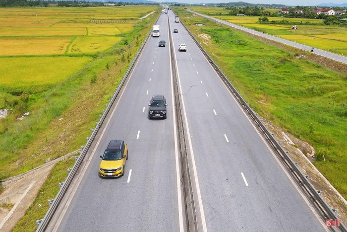 Việc đưa vào vận hành tuyến cao tốc Bắc - Nam không chỉ giảm tải đáng kể áp lực cho các tuyến giao thông trên địa bàn tỉnh Hà Tĩnh mà còn giúp người dân rút ngắn thời gian di chuyển, khởi đầu kỳ nghỉ lễ thuận lợi, an toàn. Trong ảnh: Cao tốc Bắc - Nam đoạn Hàm Nghi - Vũng Áng qua địa bàn xã Cẩm Xuyên, tỉnh Hà Tĩnh.