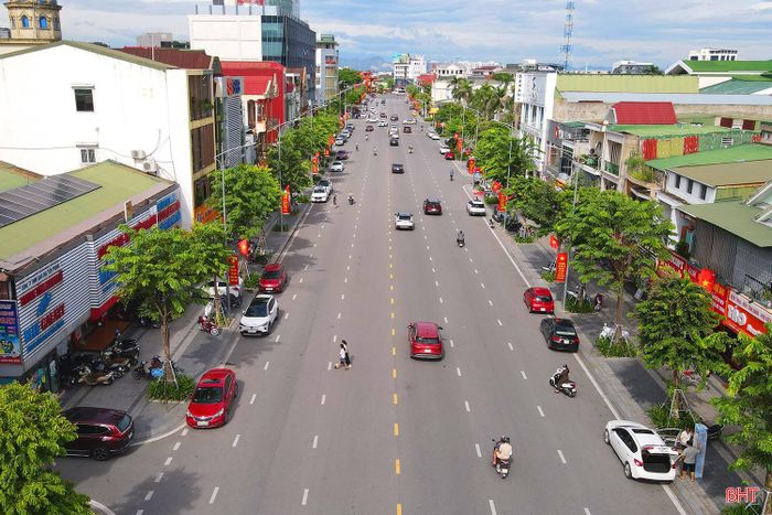 Tại các tuyến giao thông ở phường Thành Sen - trung tâm của tỉnh Hà Tĩnh, không khí kỳ nghỉ lễ vừa mang nét hân hoan, nhộn nhịp, vừa giữ được sự bình yên, trật tự.