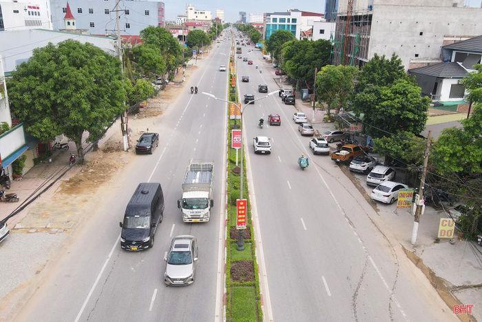 Trên tuyến quốc lộ 1 qua trung tâm đô thị Hà Tĩnh, lượng phương tiện tăng hơn so với thường ngày. Tuy nhiên, tình hình giao thông vẫn cơ bản ổn định.