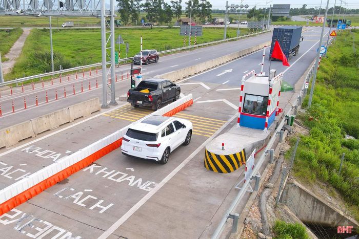 Phương tiện lưu thông thuận lợi qua trạm thu phí đặt ở nút giao tại xã Toàn Lưu, tỉnh Hà Tĩnh.