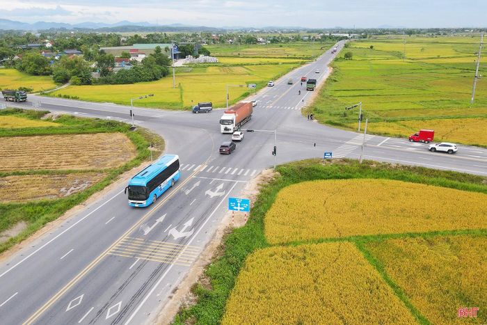 Thời tiết ngày đầu kỳ nghỉ lễ 2/9 thuận lợi cho các phương tiện tham gia giao thông. Trong ảnh: Nút giao giữa quốc lộ 1 tuyến tránh Hà Tĩnh với đường kết nối lên nút giao cao tốc Bắc - Nam ở xã Thạch Hà.