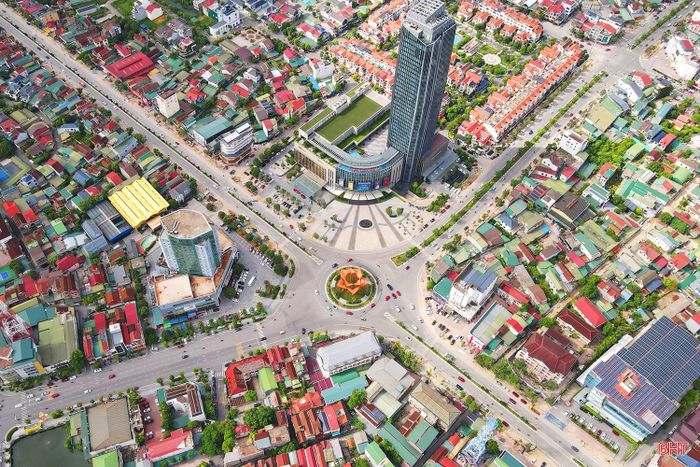 Tại các trục đường chính và khu vực xung quanh các trung tâm thương mại, chợ dân sinh, lượng người và phương tiện tham gia giao thông có tăng lên, nhưng không xảy ra hiện tượng ùn tắc cục bộ.