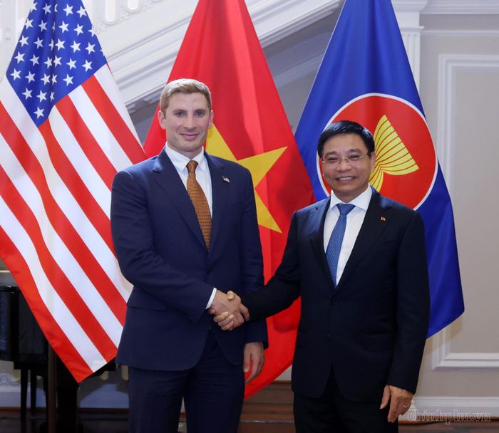Phó Thủ tướng Nguyễn Văn Thắng và Thứ trưởng Ngoại giao Hoa Kỳ phụ trách kinh tế Jacob Helberg - Ảnh: chinhphu.vn/Đức Tuân