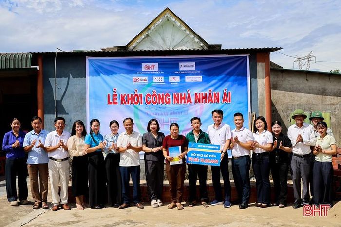 Đại diện các nhà tài trợ trao biểu trưng hỗ trợ cho gia đình anh Thắng.