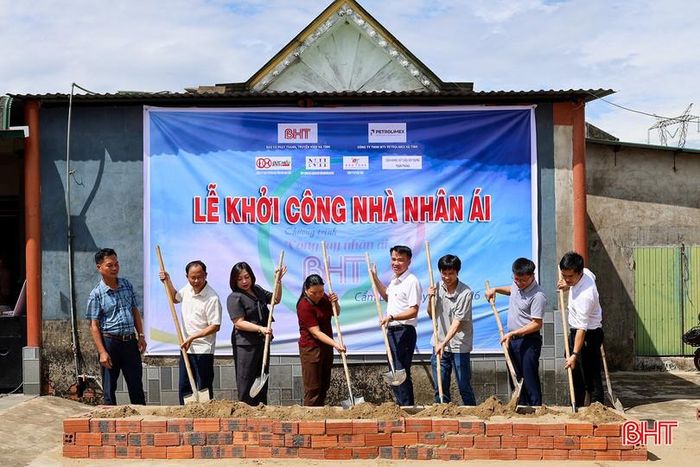 Lãnh đạo Báo và phát thanh, truyền hình Hà Tĩnh cùng các nhà tài trợ động thổ ngôi nhà nhân ái thứ 50.