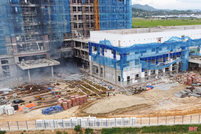 Ngay sau khi phát hiện sự việc, người dân đã nhanh chóng thông báo cho lực lượng chức năng. Tiếp nhận thông tin, Công an xã Đức Thọ phối hợp với lực lượng PCCC&CNCH (Công an tỉnh) khẩn trương có mặt tại hiện trường, triển khai các phương án chữa cháy, khoanh vùng khu vực xảy ra sự cố và kịp thời khống chế đám cháy.