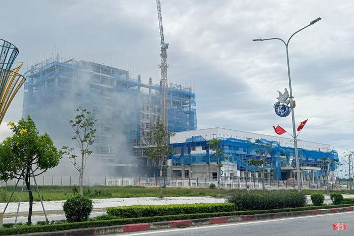 Đến nay, cơ bản đám cháy đã được khống chế. Ngay sau khi đám cháy được dập tắt, lực lượng chức năng phối hợp với chủ đầu tư và đơn vị nhà thầu kiểm tra hiện trường, đánh giá mức độ ảnh hưởng, đồng thời triển khai các biện pháp cần thiết để xử lý và khắc phục sự cố. Các đơn vị liên quan cũng đang rà soát hệ thống điện và các điều kiện an toàn tại khu vực thi công, nhằm bảo đảm an toàn trong quá trình tiếp tục triển khai dự án.