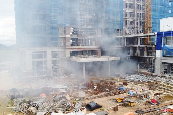 Theo thông tin ban đầu, đám cháy xuất phát từ khu vực đang thi công dãy nhà phía sau công trường, nguyên nhân được xác định do chập điện.