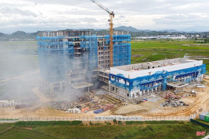 Khoảng hơn 12h ngày 29/8, người dân sống tại khu vực thôn Yên Long, xã Đức Thọ phát hiện một đám cháy nhỏ bất ngờ xuất hiện tại khu vực dãy nhà cao tầng phía sau công trường Dự án Bệnh viện Đa khoa TTH Đức Thọ. Chỉ ít phút sau, khói từ khu vực xảy ra cháy bốc lên thành từng cột lớn, thu hút sự chú ý của người dân xung quanh.
