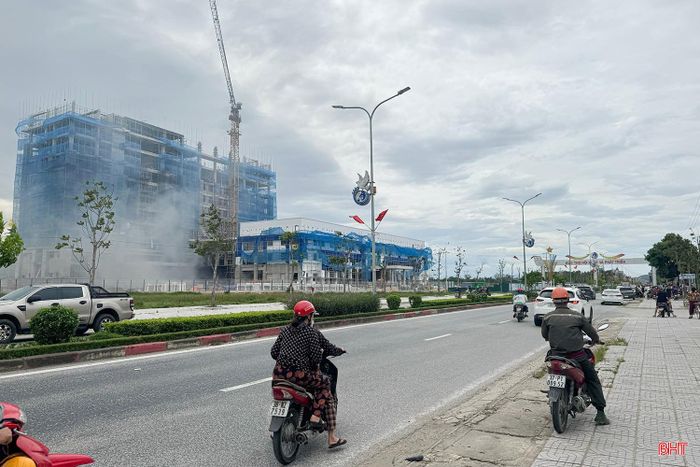 Hiện vụ việc đang được lực lượng chức năng phối hợp với chủ đầu tư và nhà thầu kiểm tra, làm rõ và triển khai các biện pháp khắc phục theo quy định.