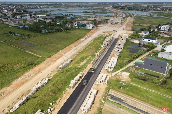 Tuy nhiên, do dự án đi qua nhiều vị trí xử lý đất yếu có thời gian chờ lún dài (6-14 tháng) và khi bàn giao mặt bằng, thời tiết thời gian qua cũng không thuận lợi nên ảnh phần nào đến tiến độ thi công.