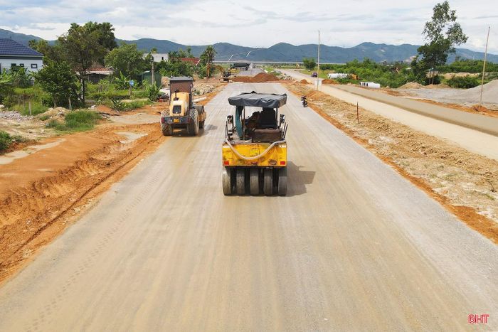 Dự án đường Hàm Nghi kéo dài có chiều dài 3,3km với điểm đầu khớp nối quốc lộ 1 tuyến tránh TP Hà Tĩnh (cũ) qua phường Hà Huy Tập, điểm cuối kết nối vào tuyến nhánh quốc lộ 8C qua xã Thạch Xuân, do Ban QLDA Đầu tư xây dựng công trình giao thông và phát triển đô thị tỉnh làm chủ đầu tư với tổng vốn gần 631 tỷ đồng; Trung tâm Phát triển quỹ đất tỉnh là chủ đầu tư tiểu dự án bồi thường, hỗ trợ và xây dựng hạ tầng khu tái định cư.