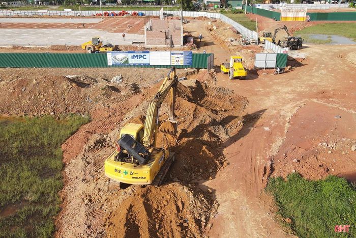 Nhà đầu tư đang triển khai thi công các hạng mục hạ tầng kỹ thuật bao gồm: trục đường chính của khu công nghiệp, hệ thống mương thoát nước dọc khu dân cư và nhà xưởng xây sẵn.