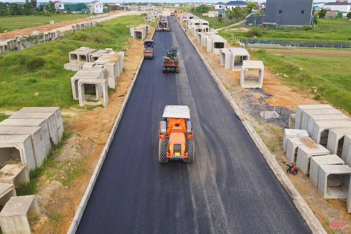 Ngày đầu nghỉ lễ, trên công trường rộng lớn của dự án gần 1.500 tỷ đồng, tiếng động cơ máy móc vang rộn cả một vùng. Các mũi thi công được triển khai nhịp nhàng từ khâu dọn dẹp mặt bằng, xử lý nền đất yếu đến lu lèn mặt đường, thảm bê tông nhựa. Các nhà thầu đã chủ động xây dựng kế hoạch, bố trí nhân lực, vật tư và chế độ đãi ngộ chu đáo cho người lao động làm việc trong ngày lễ.