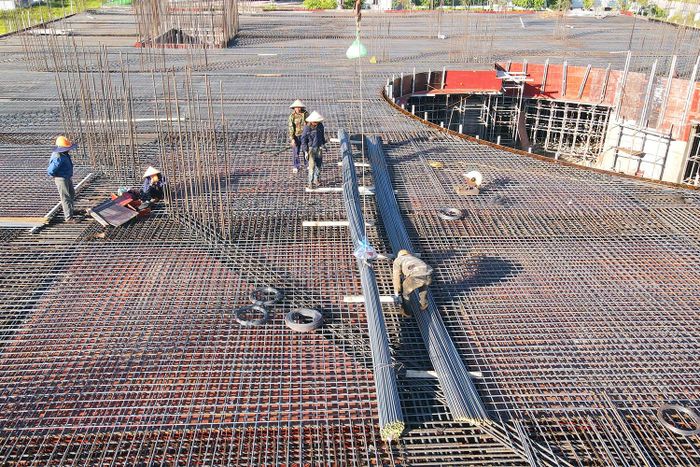 Các tốp công nhân đang thi công lắp đặt sắt thép để chuẩn bị đổ sàn tòa nhà chính của Dự án đầu tư xây dựng Bảo tàng tỉnh Hà Tĩnh.