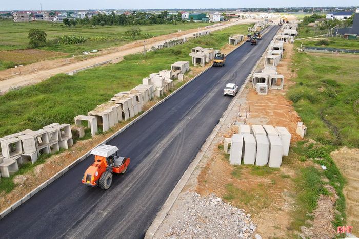 Tương tự, tại Dự án đường Xô Viết Nghệ Tĩnh kéo dài về phía Đông dài 6,65km với tổng mức đầu tư gần 1.500 tỷ đồng, cũng được triển khai thi công trong dịp nghỉ lễ 2/9. Dự án này trước đây cũng gặp khó khăn về công tác giải phóng mặt bằng, tuy nhiên, tới nay, mặt bằng cũng đã được bàn giao 100%.