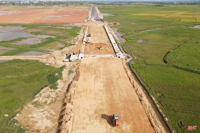 Tinh thần lao động hăng hái, quên mình của hàng ngàn cán bộ, kỹ sư, công nhân trên các công trường trọng điểm trong ngày Tết Độc lập là những bông hoa tươi thắm nhất chào mừng ngày lễ lớn của dân tộc, góp phần thúc đẩy kinh tế Hà Tĩnh phát triển bền vững.